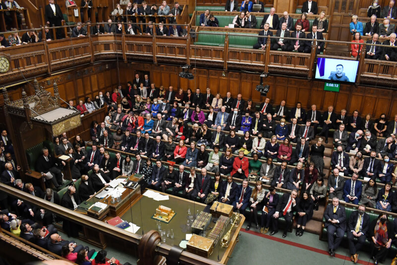 烏克蘭總統澤倫斯基8日對英國國會發表視訊即席演說時強調，烏克蘭將不計代價奮戰到底，不投降，也不會失敗。（圖取自facebook.com/ukparliament）