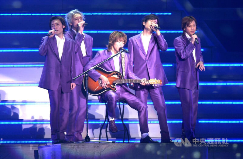 日本已解散的男團SMAP在17年前的反戰歌曲Triangle近期再度引發熱議。圖為SMAP 2002年在東京巨蛋舉辦演唱會。(中央社檔案照片)