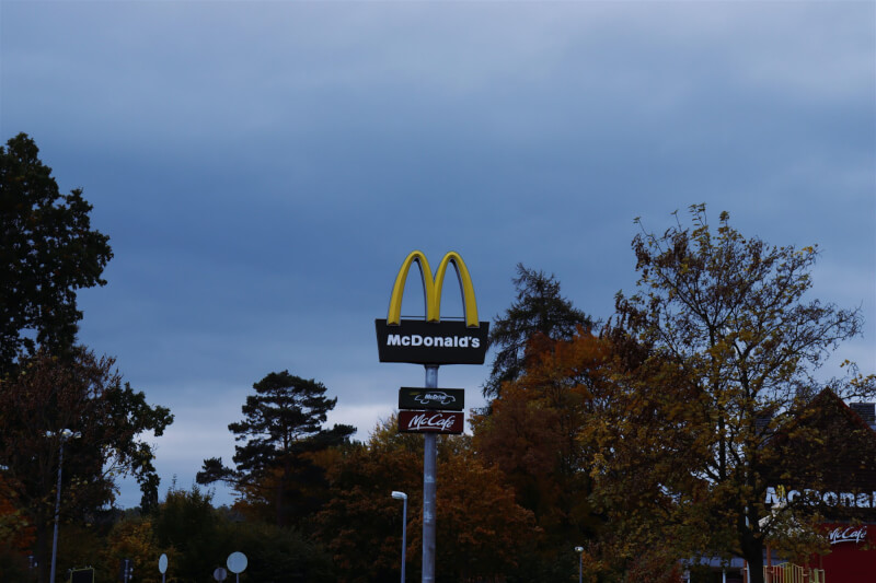 美國連鎖速食業巨擘麥當勞16日正式宣布退出俄國市場。（圖取自Unsplash圖庫）