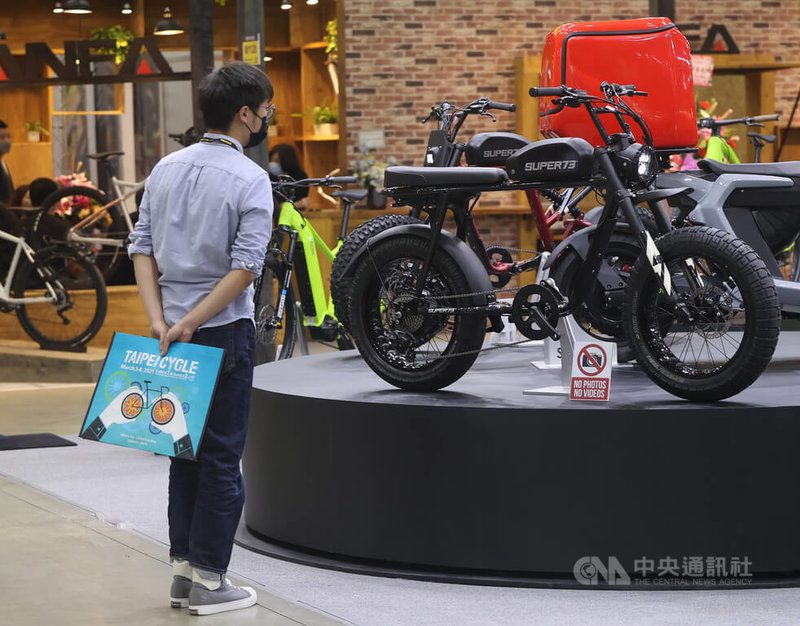 2022台北國際自行車展9日在台北南港展覽館開幕,實體展及線上展TAIPEI CYCLE DigitalGo同步舉行。貿協表示,睽違兩年的實體展會,搭配推動4大國外買主OMO服務及3大國內參觀者體驗活動,以虛實整合及多元的數位加值服務,協助廠商掌握國際商機。中央社記者鄭傑文攝 111年3月9日