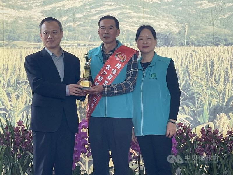 金門縣111年度農民節表揚大會10日在金門縣農會榖物乾燥中心舉行,由於金門主要農作物高粱因極端氣候影響歉收,行政院農委會農業金融局長李聰勇(左)表示,除提撥救助金外,農委會可望在3月將高粱納入天災保險範圍。中央社記者黃慧敏攝 111年3月10日
