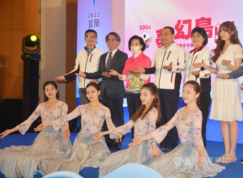 2022宜蘭綠色博覽會26日起將登場,宜蘭縣長林姿妙(後左3)10日特別到新北市,與新北市長侯友宜(後右3)等人同台為綠博會宣傳造勢。中央社記者黃旭昇新北市攝 111年3月10日