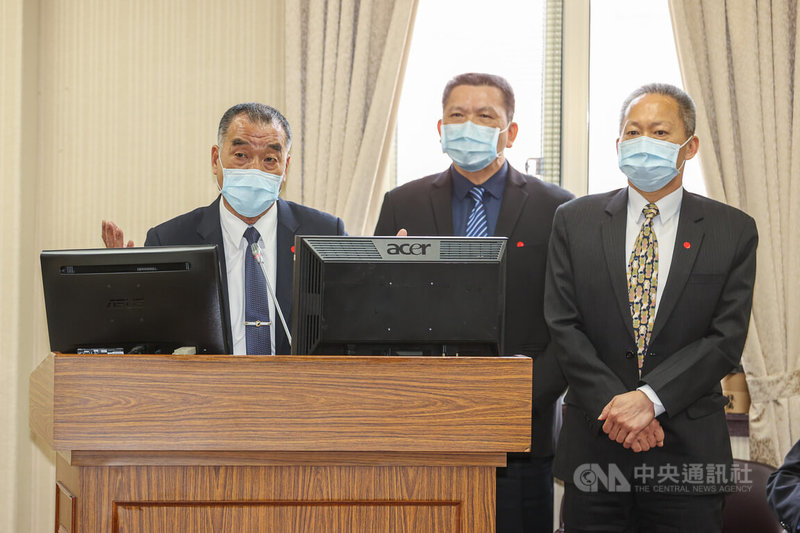 立法院外交及國防委員會10日邀請國防部、外交部、國安局就「俄烏戰爭暨近期台海周遭情勢研析與因應」進行報告,圖為國防部長邱國正(左)上台答詢。中央社記者鄭清元攝 111年3月10日