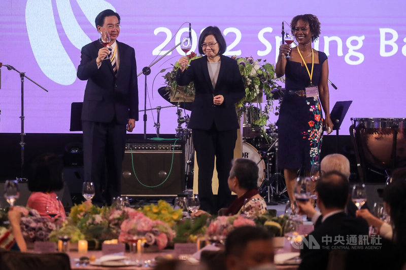 外交部10日在台北美福大飯店舉辦「111年外交部新春聯歡晚會」，部長吳釗燮（後左）邀請總統蔡英文（後中）與駐台使節團長、聖克里斯多福及尼維斯駐台大使哈菁絲（Jasmine Elise Huggins）（後右）一同向與會來賓敬酒致意。中央社記者裴禛攝  111年3月10日