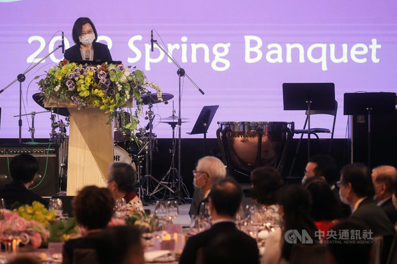 外交部10日在台北美福大飯店舉辦新春聯歡晚會，總統蔡英文（後左）出席表示，烏克蘭戰火延燒，台灣人民賑濟當地的捐款已超過新台幣5億元，「我們會跟國際社會一起努力，共同支持烏克蘭人民保衛家園」。中央社記者裴禛攝  111年3月10日