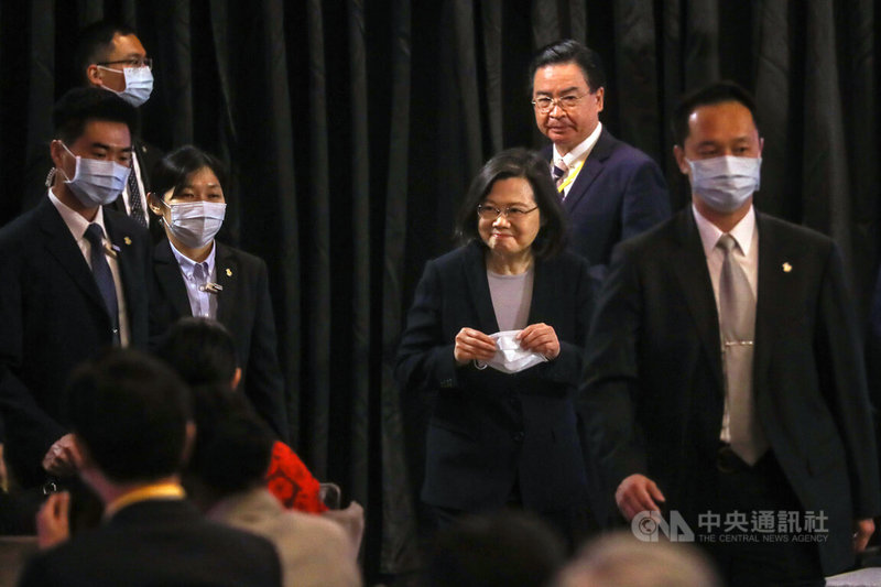 外交部10日在台北舉辦新春聯歡晚會，由外交部長吳釗燮（後右）擔任主人，邀請總統蔡英文（前右2）、各駐台使節代表與會。蔡總統表示，疫情期間各國使節代表在異鄉仍持續在外交崗位上打拚，她相當感謝。中央社記者裴禛攝  111年3月10日