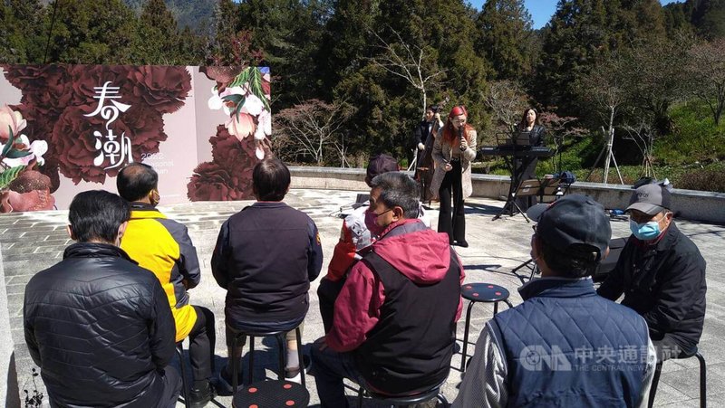 阿里山花季3月10日開始至4月10日結束,首日嘉義林管處邀請爵士樂手演出浪漫樂曲,為花季揭開序幕。中央社記者蔡智明攝 111年3月10日