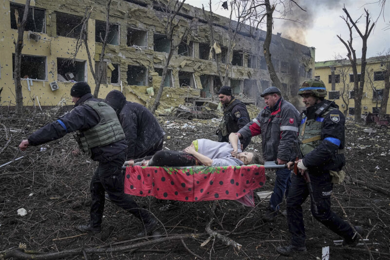 俄羅斯去年攻擊馬立波婦幼醫院，美聯社記者馬洛列卡當時捕捉救難人員用擔架抬著一名孕婦的畫面，獲得年度世界新聞攝影獎。（美聯社）