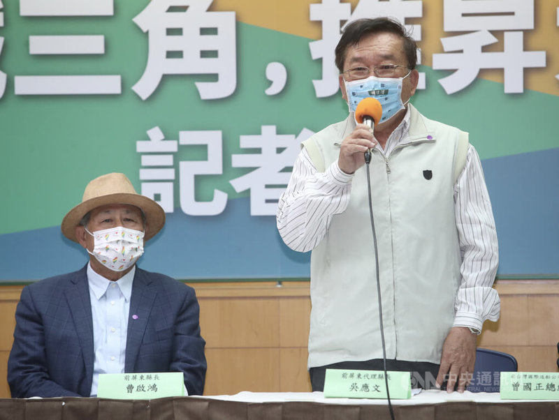 前屏東縣長曹啟鴻(左)11日在台北舉行「屏東鐵三角 推昇大南方」記者會,與屏東縣前副縣長吳應文(右)等一同力挺立委鍾佳濱角逐民進黨屏東縣長黨內初選。中央社記者吳家昇攝 111年3月11日
