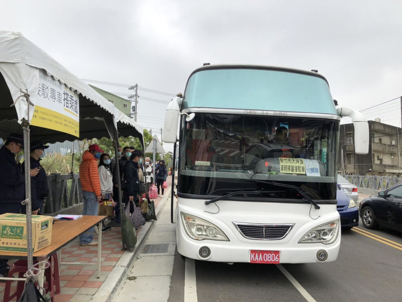 清明節將至,新竹市政府為疏導人潮,針對大坪頂永生園推出分流措施,包括12日起每個週末及假日提供免費接駁車,以及鄰近道路進行交通管制。(新竹市政府提供)中央社記者魯鋼駿傳真 111年3月11日