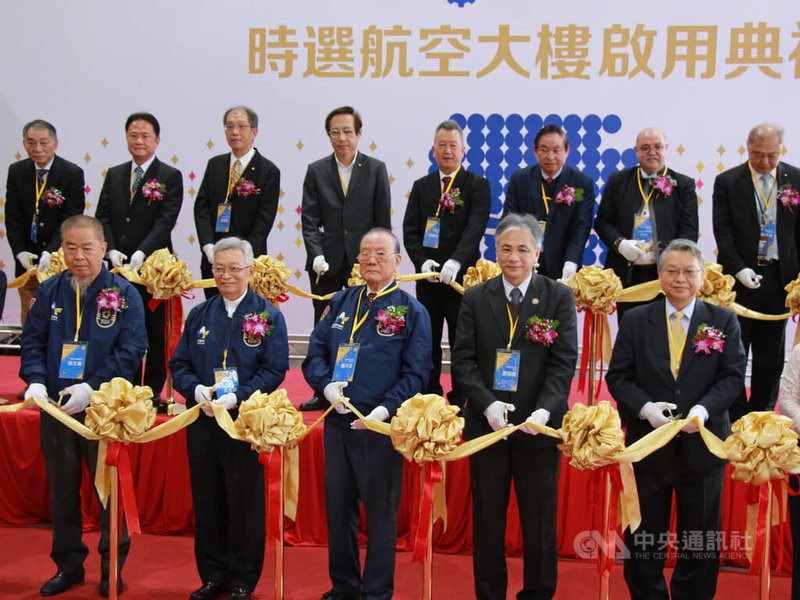 朝陽科技大學11日舉辦時選航空大樓啟用剪綵活動,朝陽科大創辦人楊天生(前中)、校長鄭道明(前右2)、台中市副市長令狐榮達(前右)等人出席。中央社記者蘇木春攝 111年3月11日