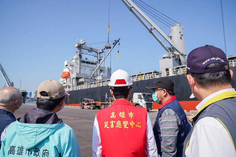 防範疫情不鬆懈,高雄市長陳其邁(紅色背心者)11日率市府團隊至高雄港視察登船及離岸作業防疫措施,針對登船前消毒作業、著裝完整防護裝備,及上船人員管控、船上禁止飲食等重點防疫項目進行查核訪視。(高雄市政府提供)中央社記者曾以寧傳真 111年3月11日