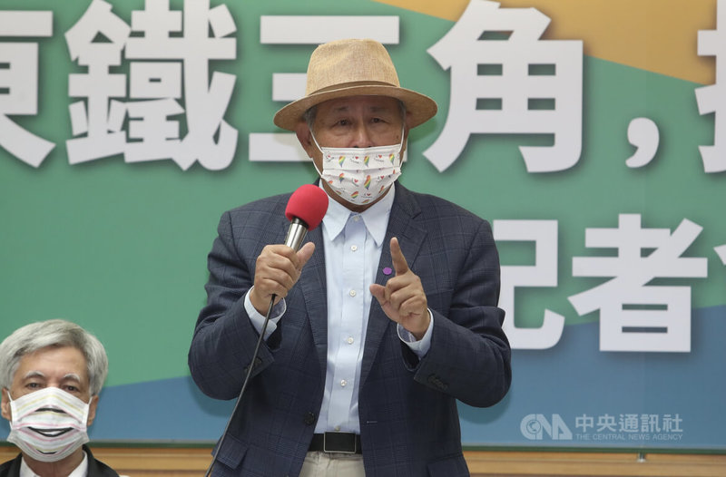 前屏東縣長曹啟鴻(右)11日在台北舉行「屏東鐵三角 推昇大南方」記者會,力挺立委鍾佳濱角逐民進黨屏東縣長黨內初選,並建議對手民進黨立委周春米入閣、莊瑞雄續任立委。中央社記者吳家昇攝 111年3月11日