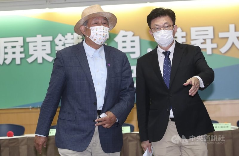 前屏東縣長曹啟鴻(左)11日在台北舉行「屏東鐵三角 推昇大南方」記者會,力挺立委鍾佳濱角逐民進黨屏東縣長黨內初選,右為民進黨立委郭國文。中央社記者吳家昇攝 111年3月11日