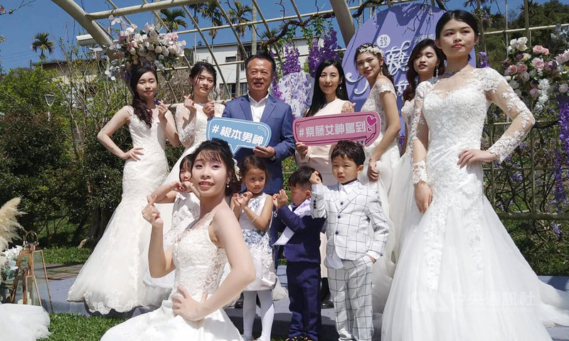 2022瑞里紫藤花季11日啟動，現場安排模特兒在紫藤花下著婚紗走秀，為花季揭開序幕，嘉義縣長翁章梁（後左3）也特別到場。中央社記者蔡智明攝 111年3月11日