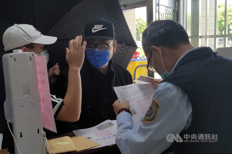 宜蘭縣府11日發布人事異動,將吳朝琴(中)、吳東原調為非主管的秘書。圖為9日吳朝琴交保離開宜蘭看守所。(中央社檔案照片)