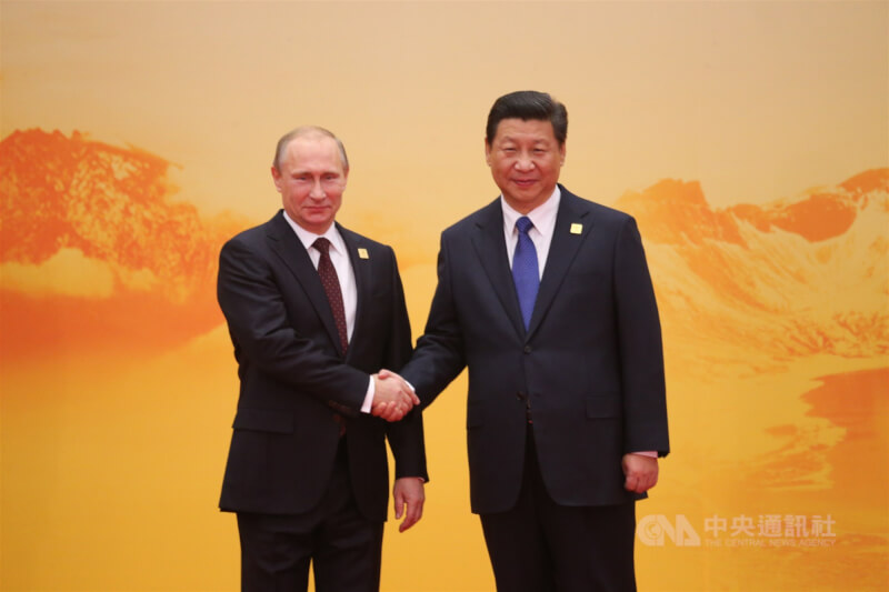 圖為2014年APEC峰會俄羅斯總統蒲亭（左）和中國國家主席習近平（右）握手致意。（中央社檔案照片）