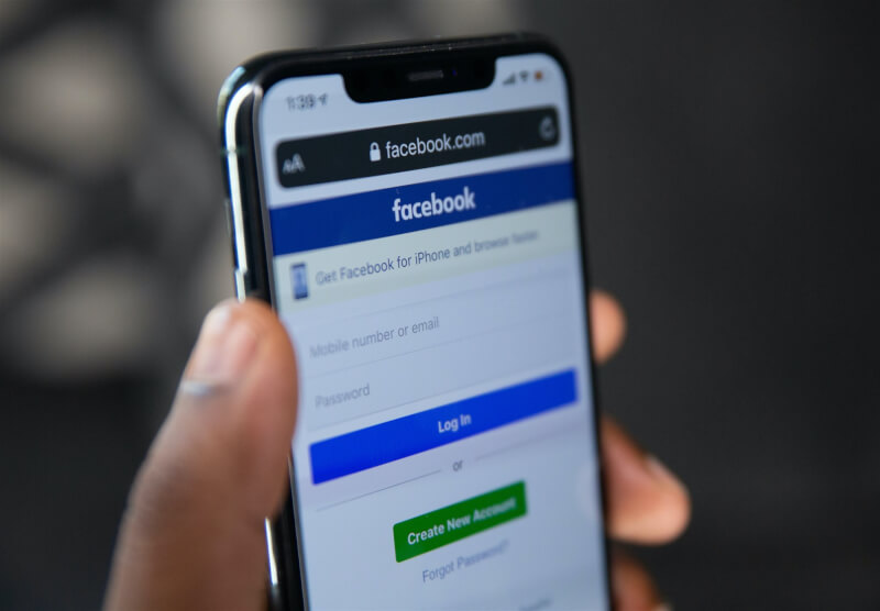 社群媒體巨擘臉書母公司Meta表示，臉書正在推出新措施，讓使用者能保有最多5個個人檔案。（圖取自Unsplash圖庫）