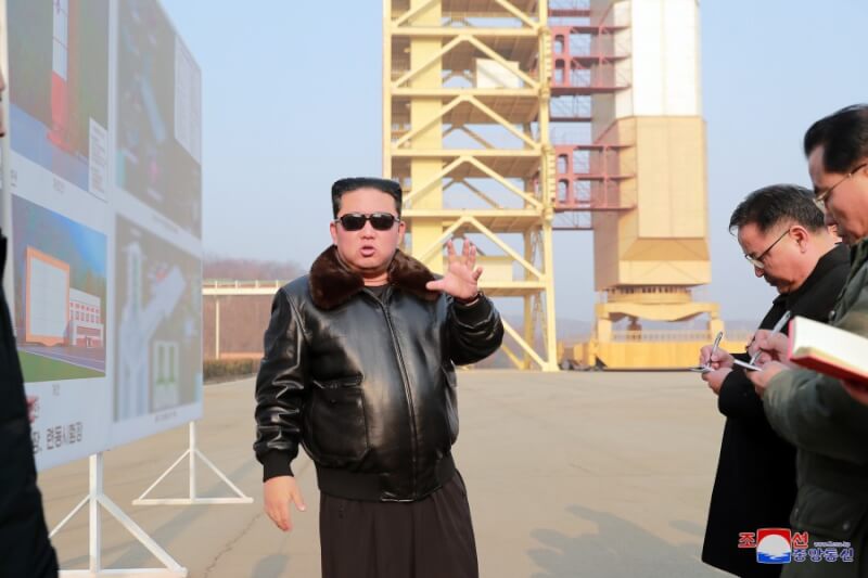 北韓官媒報導，金正恩（中）下令擴建發射場成「超現代化先進基地」。圖為金正恩視察西海發射場時發表談話。（圖取自北韓中央通信社網頁kcna.kp）