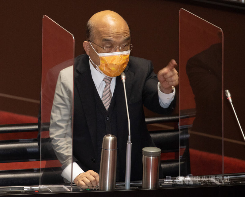 國民黨立委蔣萬安11日在立法院會質詢指行政院長蘇貞昌不敢承諾未來不缺電,蘇貞昌(圖)回應,故總統蔣經國和國民黨昔日承諾要反攻大陸,到現在都沒反攻大陸;雙方隔空交火,蘇貞昌一度情緒激動拍桌。中央社記者謝佳璋攝 111年3月11日