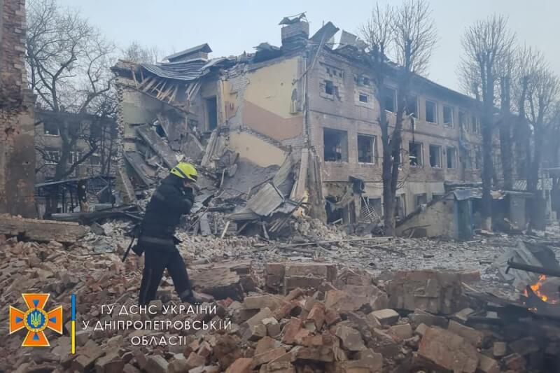 俄羅斯軍隊11日攻擊烏克蘭多處目標,包括第聶伯羅市區和周圍受嚴重破壞,最西邊地區機場也遇襲。圖為第聶伯羅遭空襲。(圖取自facebook.com/MNS.GOV.UA)