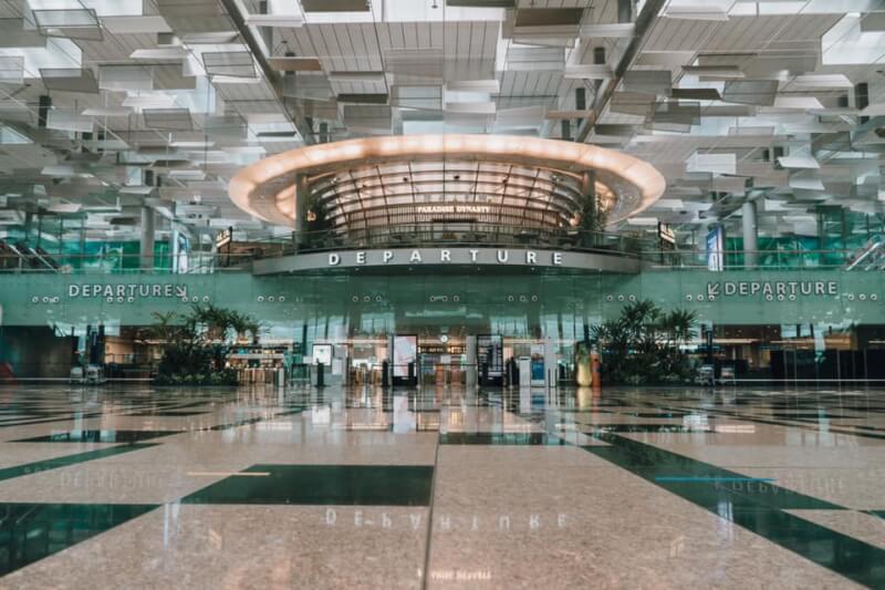 新加坡11日宣布進一步放寬入境旅客檢疫規定，由台灣等低風險國家入境者僅需自行快篩。圖為樟宜機場。（圖取自facebook.com/changiairport）