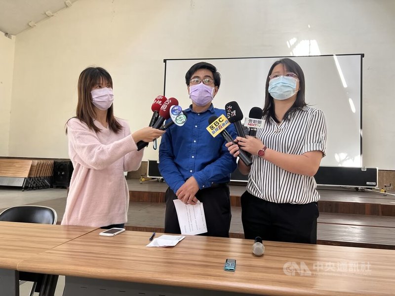 台中第一高級中等學校呂姓音樂教師疑不滿學生在課堂報告未依要求,怒罵學生;中一中教務主任彭佳偉(中)12日表示,將於下週了解事情原委及脈絡後召開相關會議,依規定處理。中央社記者郝雪卿攝 111年3月12日