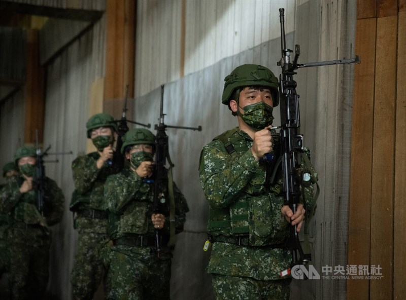 國防部14天新式教召正式上路,召員射擊訓練時間從原本的12小時增加至28小時,盼讓後備人員再次熟悉武器操作,強化射擊精準度和臨場感。圖為召員12日下午在林口南勢埔靶場進行65K2步槍實彈射擊演練。中央社記者趙世勳攝 111年3月12日
