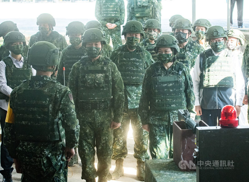總統蔡英文(前右)12日下午前往林口南勢埔靶場視導陸軍206旅教召部隊,了解實彈射擊訓練狀況,聽取人員說明。中央社記者趙世勳攝 111年3月12日
