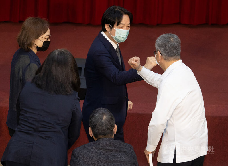 記述已故前駐泰代表李應元新書「李應元:牽手一生護台灣」12日下午在台大公衛學院舉辦發表會,副總統賴清德(後右)、前副總統陳建仁(白衣者)皆出席與會,互相碰肘致意。中央社記者謝佳璋攝 111年3月12日