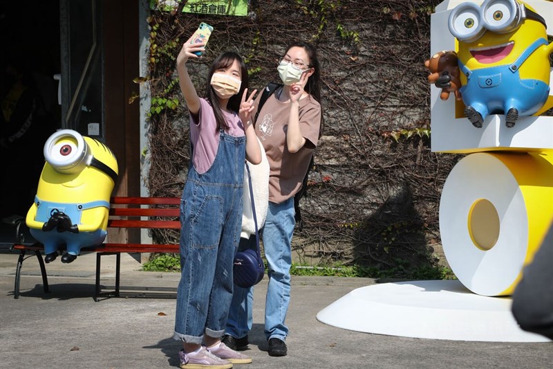 圖為民眾趁著好天氣到台北華山文創園區看展拍照。中央社記者王騰毅攝 111年3月11日