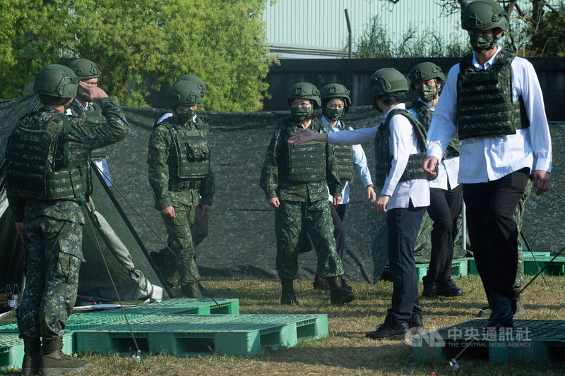 總統蔡英文(中)12日視導「陸軍206旅教召部隊」,身著全套迷彩裝束現身,分別了解實彈射擊訓練狀況、沐浴站開設暨整備情形、營地住宿規劃,以及露營地搭設狀況等。中央社記者趙世勳攝 111年3月12日