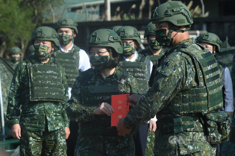 總統蔡英文(前右2)12日下午前往視導「陸軍206旅教召部隊」,並頒發加菜金感謝所有官兵及召員戰備訓練辛勞。中央社記者趙世勳攝 111年3月12日