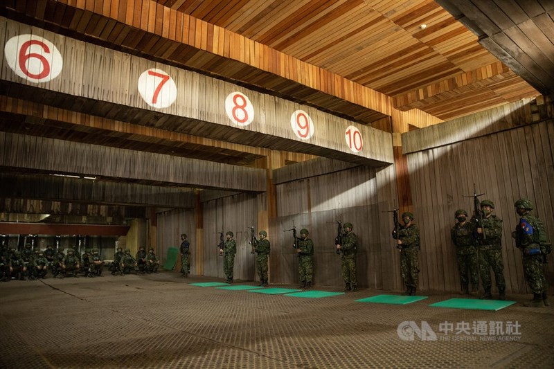 國防部推動14天教召新制,首梯受召人員12日進入第8天訓練,召員於林口憲兵南勢埔靶場進行65K2步槍實彈射擊,持續強化後備戰力。中央社記者趙世勳攝 111年3月12日