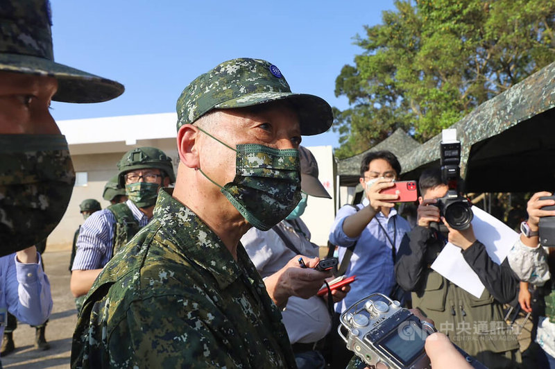 國防部長邱國正(圖)12日陪同總統蔡英文視導新制教育召集人員實彈射擊,會後受訪表示,若後備平時沒訓練,戰時動員也無戰力。中央社記者游凱翔攝 111年3月12日