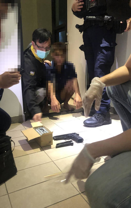 台東地方法院公布欄11日遭鋼珠射破玻璃，警方啟動快打警力，2小時內在某汽車旅館逮捕27歲康姓男子。（台東縣警察局提供）中央社記者盧太城台東傳真 111年3月12日