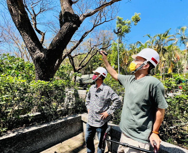 高雄壽山動物園整建工程正在加緊趕工,為確保園區樹木健康成長,邀森林城市協會理事長莊傑任(右)及專家團隊到園區進行樹木診察。(壽山動物園提供)中央社記者曾以寧傳真 111年3月12日