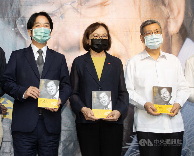 「李應元:牽手一生護台灣」新書發表會12日下午在台大公衛學院舉辦,副總統賴清德(左)、前副總統陳建仁(右)出席與會,並和現場來賓一同合影。中央社記者謝佳璋攝 111年3月12日