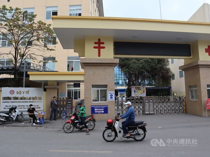 越南確診數近來暴增,專家擔心若確診者與接觸者都要隔離,越南將面臨缺工困境。圖為位於河內市的中央肺病醫院。中央社記者陳家倫河內攝 111年3月13日