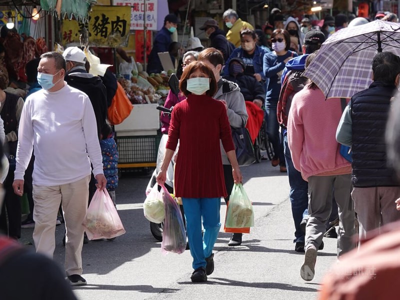 央行理事指出，台灣通膨率雖然不高於3%，也比其他主要國家還低，但實際的通膨壓力應較數據高出許多。圖為台北市民眾上市場採買。（中央社檔案照片）