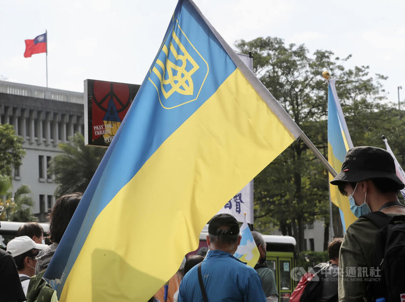 「台灣聲援烏克蘭和平大遊行」13日下午在台北大安森林公園登場，許多民眾到場參與，隊伍遊行至凱達格蘭大道，沿途高喊口號支持烏克蘭。中央社記者張皓安攝 111年3月13日