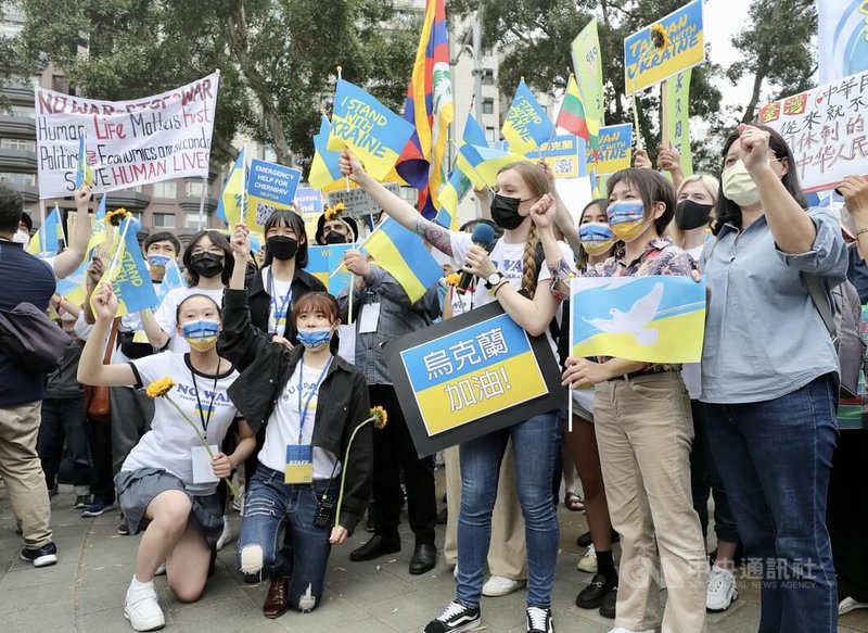 台灣聲援烏克蘭和平大遊行13日下午在台北大安森林公園登場，許多民眾到場參與，立委賴香伶（右1）、范雲（右2）也到場表達支持烏克蘭的立場。中央社記者張皓安攝　111年3月13日