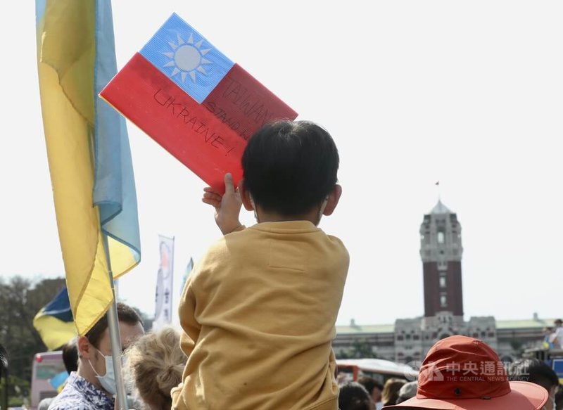 「台灣聲援烏克蘭和平大遊行」13日下午在台北大安森林公園登場，跨國民眾走上街頭，聲援烏克蘭。中央社記者張皓安攝 111年3月13日