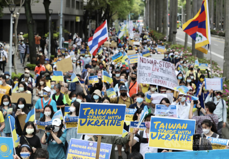 台灣聲援烏克蘭和平大遊行13日下午在台北大安森林公園登場，與會民眾高舉標語、旗幟，呼籲大眾與烏克蘭人民站在一起。中央社記者張皓安攝 111年3月13日