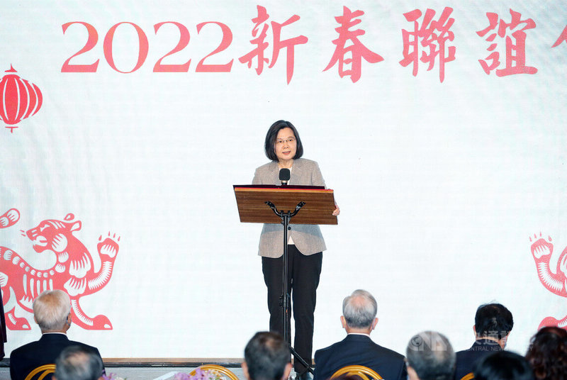 總統蔡英文13日出席「台灣之友會感恩迎新春聯歡之夜」,蔡總統致詞指出,烏克蘭的情形,大家一定有感受到,要保護國家的安全,除了國際的支持外,自己本身也要團結。中央社記者郭日曉攝 111年3月13日