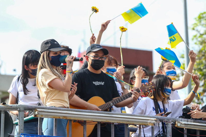 俄烏戰火持續延燒，民間團體13日在台北舉行「台灣聲援烏克蘭和平大遊行」，歌手陳芳語（前左1）驚喜現身，演唱反戰歌曲IMAGINE，掀起活動高潮。中央社記者王騰毅攝　111年3月13日