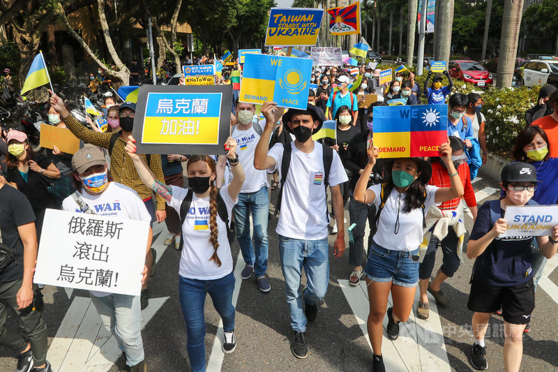 俄烏戰火持續進行，在台烏克蘭人等各國人士13日在台北舉行「台灣聲援烏克蘭和平大遊行」，邀請台灣民眾帶著旗幟、海報一起參加，表達對烏克蘭主權、人權自由的支持。中央社記者王騰毅攝 111年3月13日
