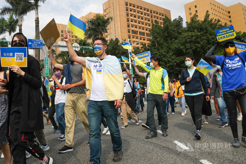 俄烏戰爭持續，在台烏克蘭人等各國人士13日在台北舉行「台灣聲援烏克蘭和平大遊行」，眾人手持烏克蘭旗幟及標語上街表達力挺。中央社記者王騰毅攝 111年3月13日