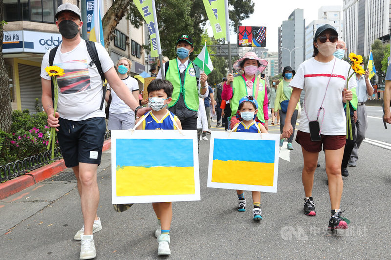 俄烏戰火持續延燒，民間團體13日在台北發起「台灣聲援烏克蘭和平大遊行」，有家長帶著孩子一同上街參與遊行，表達聲援立場。中央社記者王騰毅攝 111年3月13日