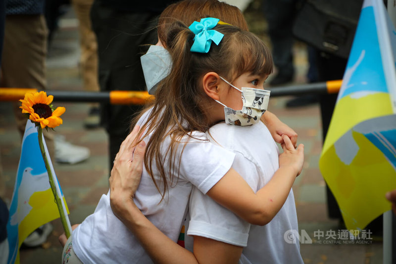 民間團體13日在台北發起「台灣聲援烏克蘭和平大遊行」，一名外籍家長帶著小朋友到場聲援。中央社記者王騰毅攝 111年3月13日